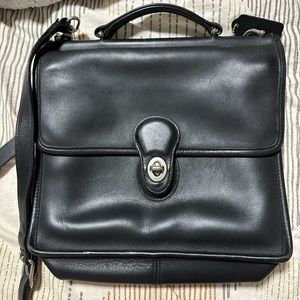 Vintage Willis coach crossbody bag in black!